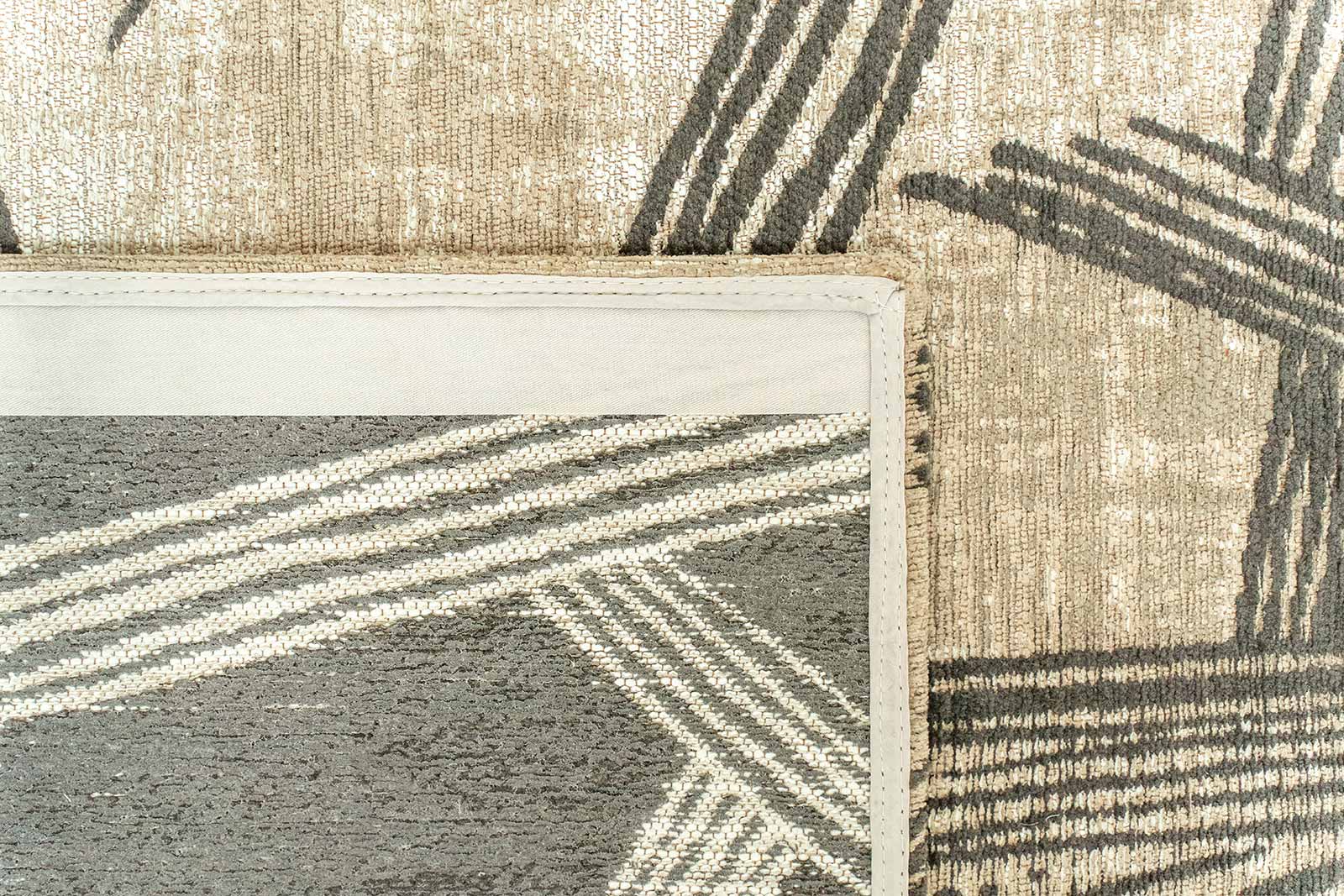 Louis De Poortere Tapis Meditation 2067 Kanji Slate Back